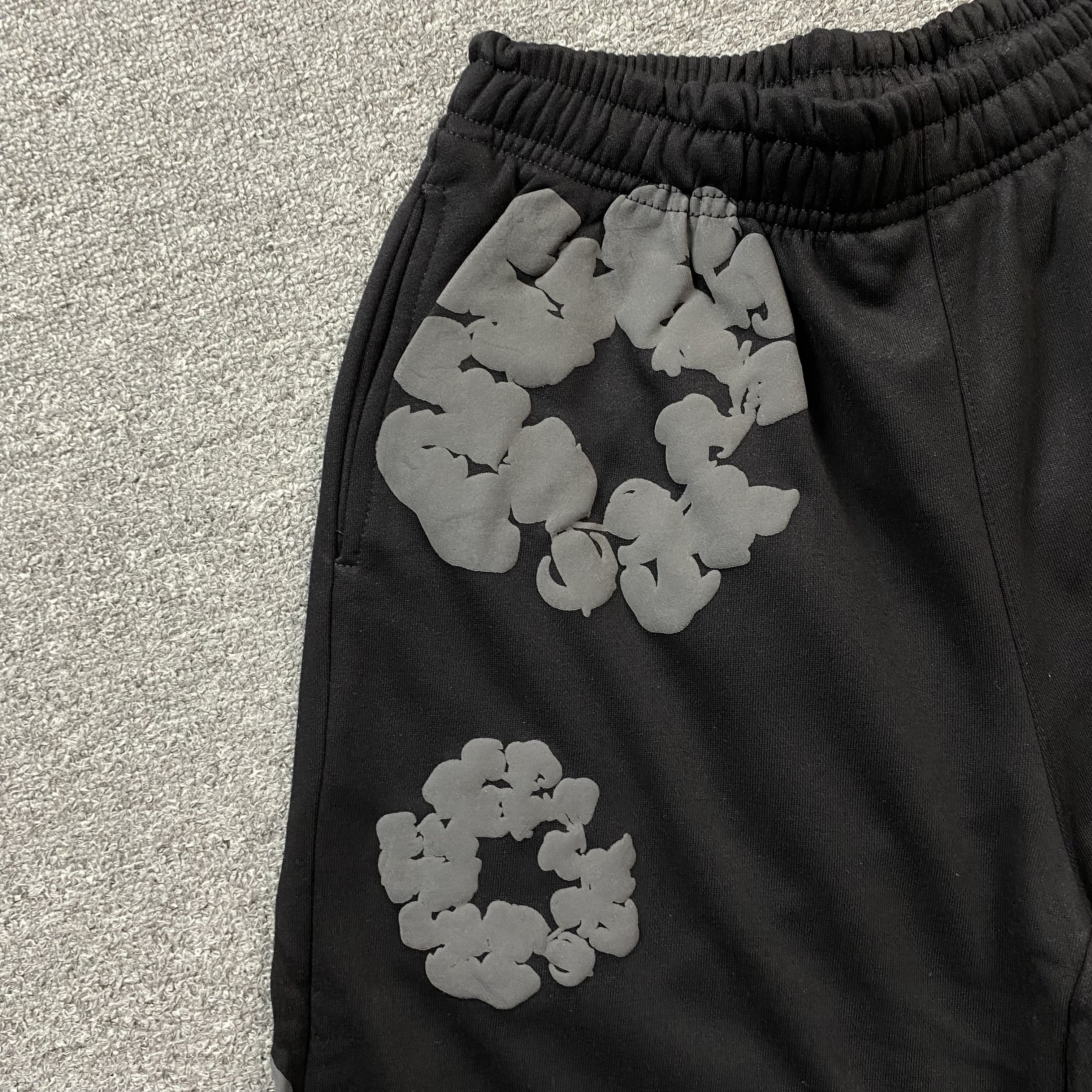 DENIM TEARS COTTON WREATH SHORTS MONOCHROME BLACK