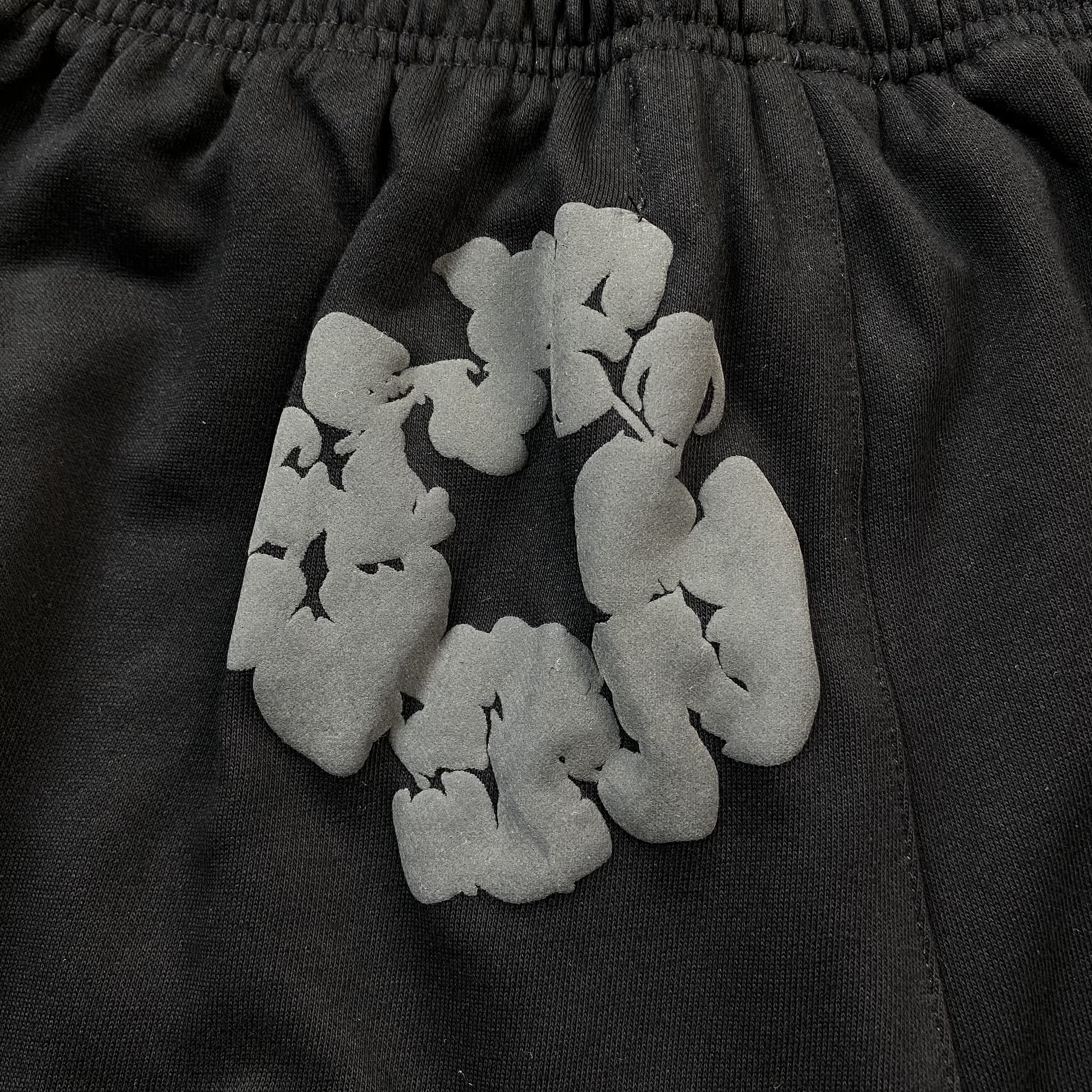 DENIM TEARS COTTON WREATH SHORTS MONOCHROME BLACK